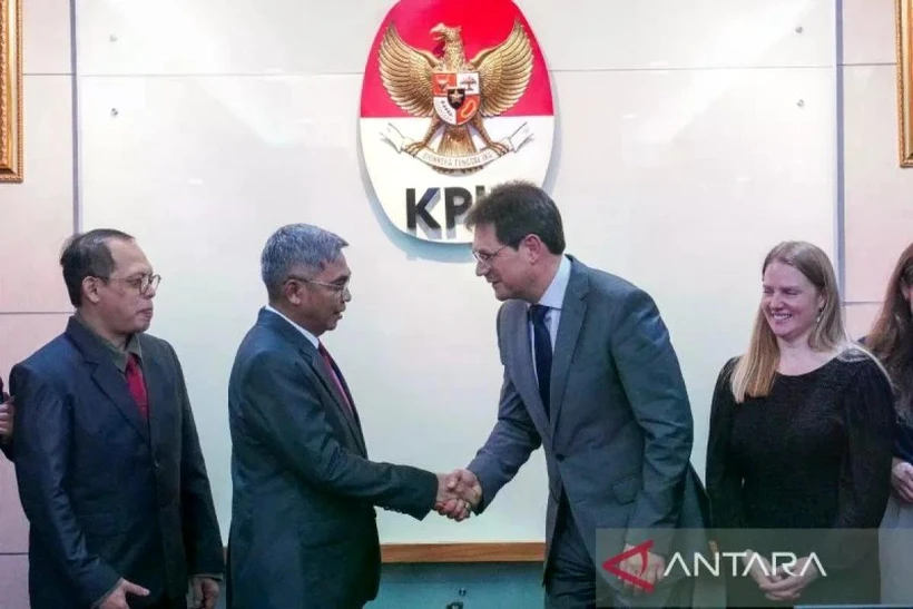 Chairperson of the Corruption Eradication Commission (KPK), Setyo Budiyanto (second from the left), and director of the British Serious Fraud Office, Nick Ephgrave (second from the right), shake hands after a meeting at the headquarters of KPK in Jakarta on February 13. (Photo: Antara)