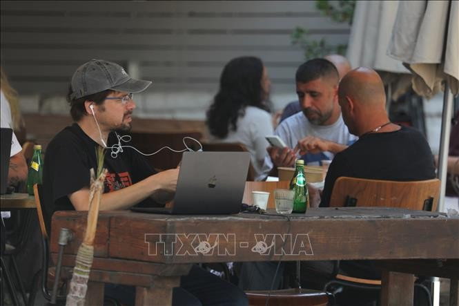A drink shop reopens in Tel Aviv (Photo: Xinhua)