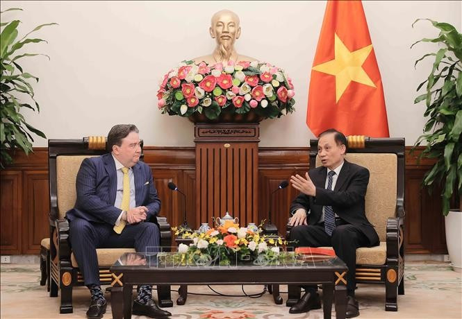 Acting Minister of Foreign Affairs Le Hoai Trung (right) and US Ambassador to Vietnam Marc Knapper at their meeting in Hanoi on September 12 (Photo: VNA)