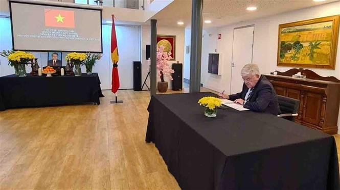 Mayor of The Hague Jan van Zanen, on behalf of the local authorities, ministries, sectors and the Government of the Netherlands, signs the condolence book and extends condolences to the State and people of Vietnam. (Photo: VNA)