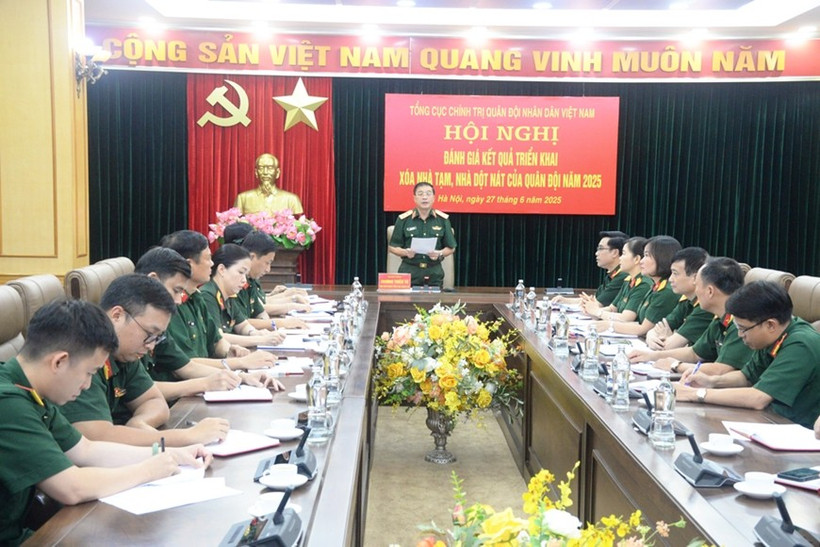  Lieutenant General Truong Thien To, Vice Chairman of the General Department of Politics of the Vietnam People's Army, chairs the conference. (Photo: qdnd.vn)