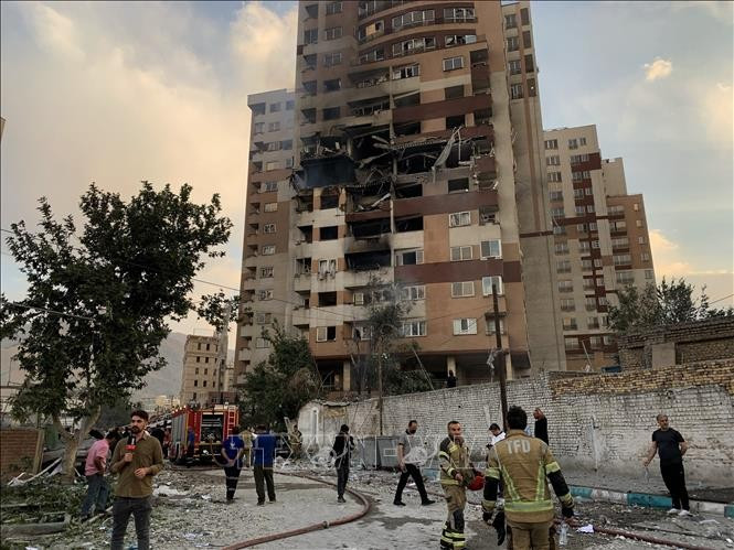 A building in Tehran, Iran damaged following an Israeli airstrike on June 13, 2025. (Photo: AA/Vietnam News Agency)