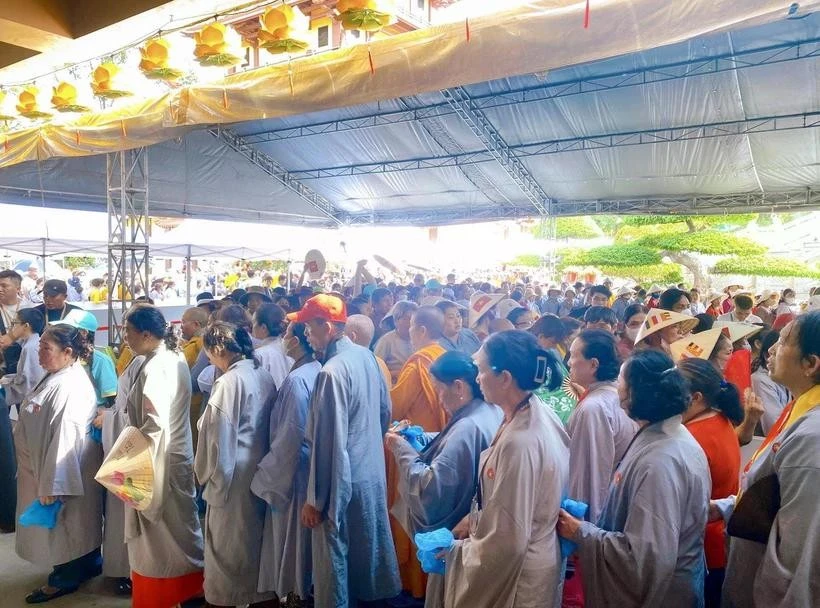 People line up outside the Vietnam Quoc Tu Pagoda in District 10, Ho Chi Minh City on May 6 to venerate the heart relic of Bodhisattva Thich Quang Duc. (Photo: VNA)