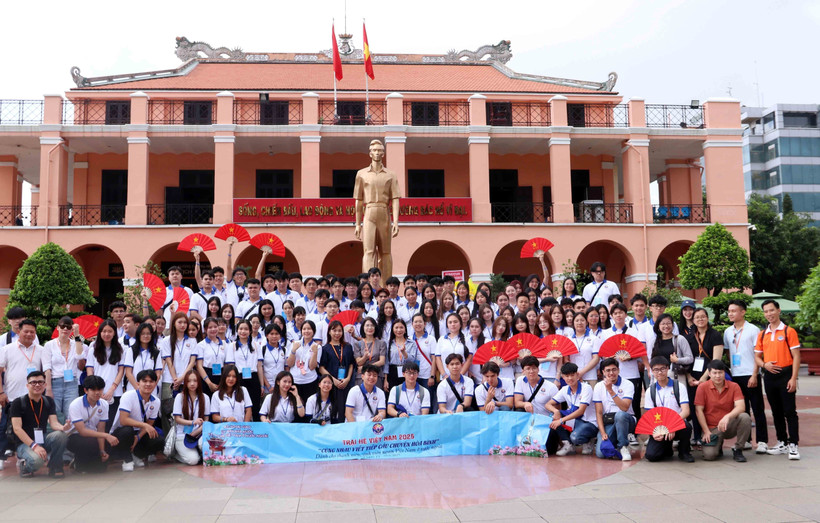 Young OVs visit Nha Rong wharf in Ho Chi Minh City (Photo: VNA)