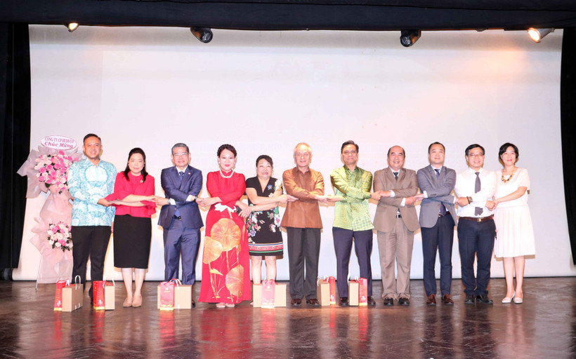 Consuls General of ASEAN countries, HCM City officials, and leaders of the HCM City Union of Friendship Organisations shake hands at the ceremony. (Photo: VNA)