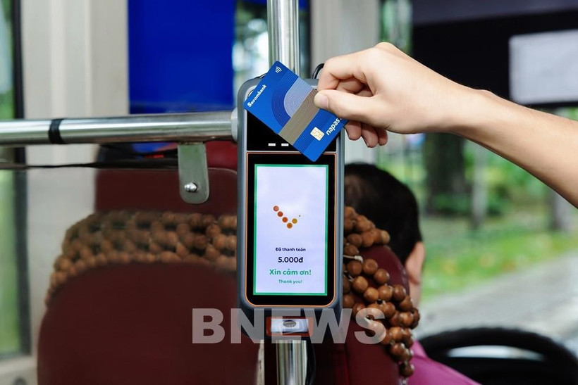 In the coming stages, the automatic payment system is expected to be rolled out across all 138 routes, covering about 2,221 vehicles (Photo: VNA)
