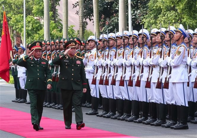 General Trinh Van Quyet (L), Chairman of the General Department of Politics of the Vietnam People’s Army, and Lieut. Gen. Vongsone Inpanphim, Deputy Minister of Defence and Chairman of the General Department of Politics of the Lao People’s Army, review the guard of honour in Hanoi on August 11, 2025. (Photo: VNA)