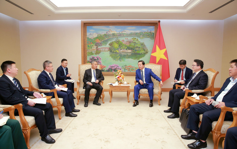 At the meeting between Deputy Prime Minister Tran Hong Ha (R) and Wang Bo, general manager of China Railway No.6 Engineering Group Co., Ltd. (Photo: VNA)