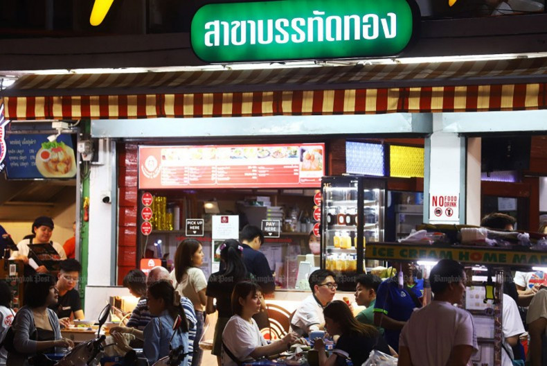 Street food restaurants on Banthat Thong Road in Bangkok. (Photo: bangkokpost.com) 