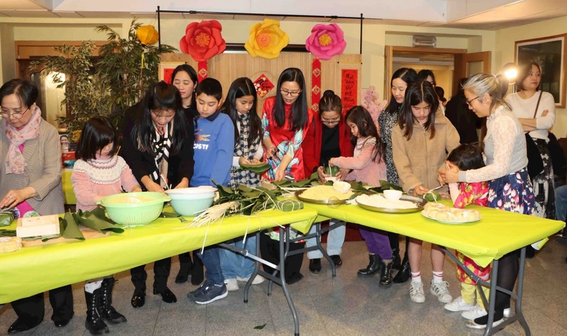 Vietnamese living abroad wrap Chung cake (Photo: VNA)