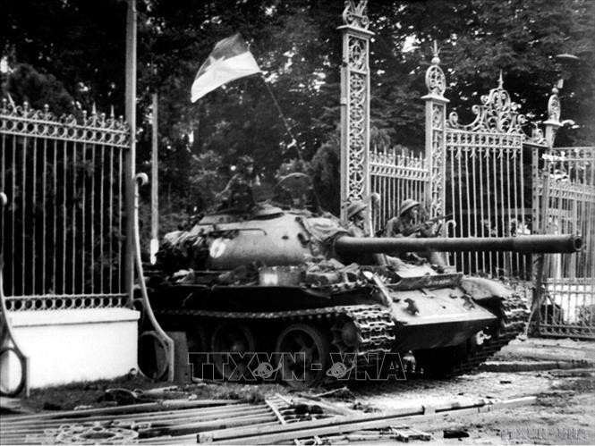 A Liberation Army tank rolled into the Independence Palace at noon on April 30, 1975, marking the successful completion of the Vietnamese revolution’s goal of liberating the South and reunifying the country. (Photo: Tran Mai Huong/Vietnam News Agency)