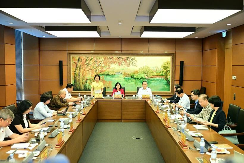 NA deputies of Hanoi discuss draft laws in a group. (Photo: VNA)
