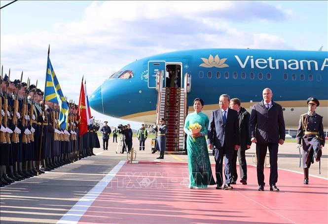 General Secretary of the Communist Party of Vietnam Central Committee To Lam, his spouse Ngo Phuong Ly and a high-ranking Vietnamese delegation arrive at Vnukovo 2 Airport in Moscow on May 8 evening (local time), beginning an official visit to the Russian Federation. (Photo: VNA)