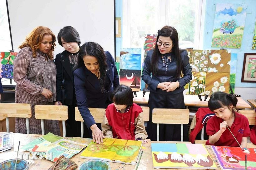 Madam Le Thi Bich Tran, spouse of Prime Minister Pham Minh Chinh, and Madam Zinash Tayachew, spouse of Ethiopian Prime Minister Abiy Ahmed Ali, visit the art room displaying paintings drawn by visually impaired students at the Nguyen Dinh Chieu secondary school. (Photo: VNA)