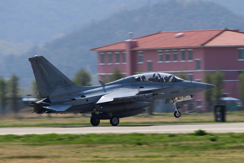 This photo shows an FA-50 fighter landing at an air base in the southwestern city of Gwangju, April 17. (Photo: Courtesy of the Korean Air Force) 