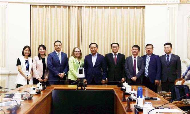 Nguyen Van Duoc (middle), Chairman of Ho Chi Minh City People's Committee, holds a working session with Sarah Kemp (4th from left), Vice President of International Government Affairs at Intel Corporation on July 8. (Photo: VNA)