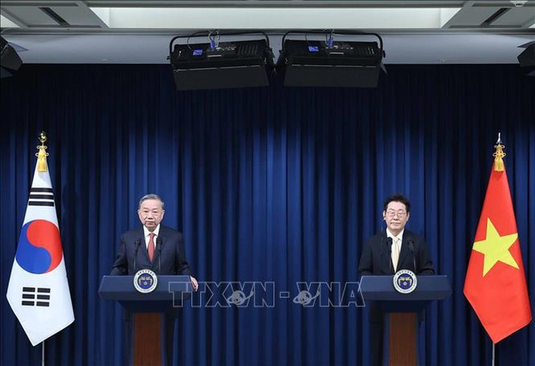 Party General Secretary To Lam (L) and RoK President Lee Jae Myung in their joint press conference. (Photo: VNA)