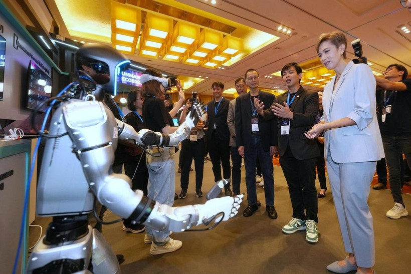 Singaporean Minister for Digital Development and Information Josephine Teo (right) at ST Engineering’s InnoTech Conference at Marina Bay Sands Expo and Convention Centre on September 4. (Photo: straitstimes.com)