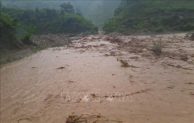 Heavy rain caused flooding over the road at Km 1 + 520 on the provincial road No.140 in Dien Bien, July 31, 2025. (Photo: VNA)