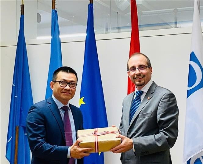 Vietnamese Ambassador to Austria Vu Le Thai Hoang (L) presents a gift to Dr. Arnold Kammel, Secretary General of the Austrian Ministry of Defence. (Photo: VNA)