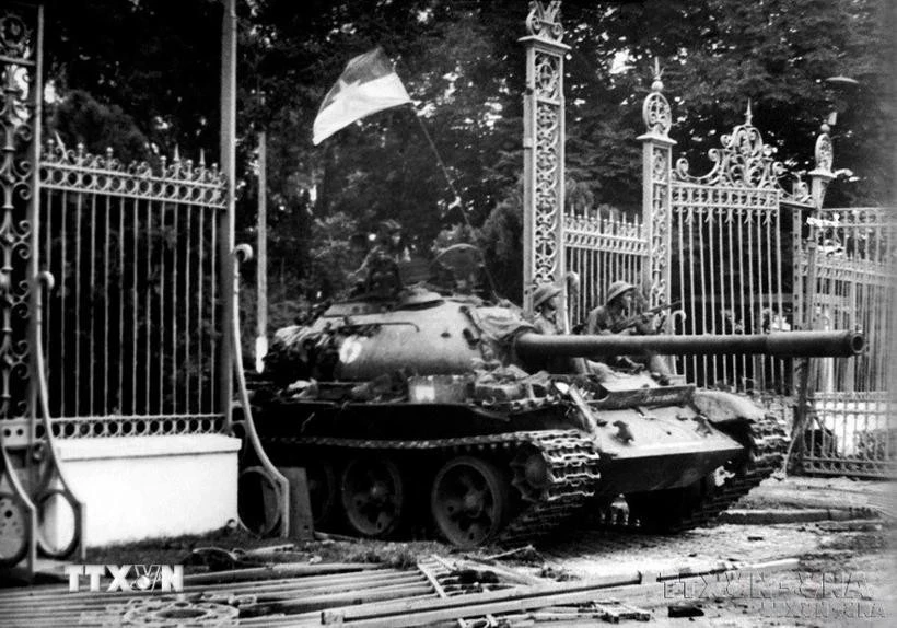 A tank of the Tank - Armored Force No. 203, Division 304, Army Corps No. 2 enters the Independence Palace on April 30, 1975. (Photo: VNA)