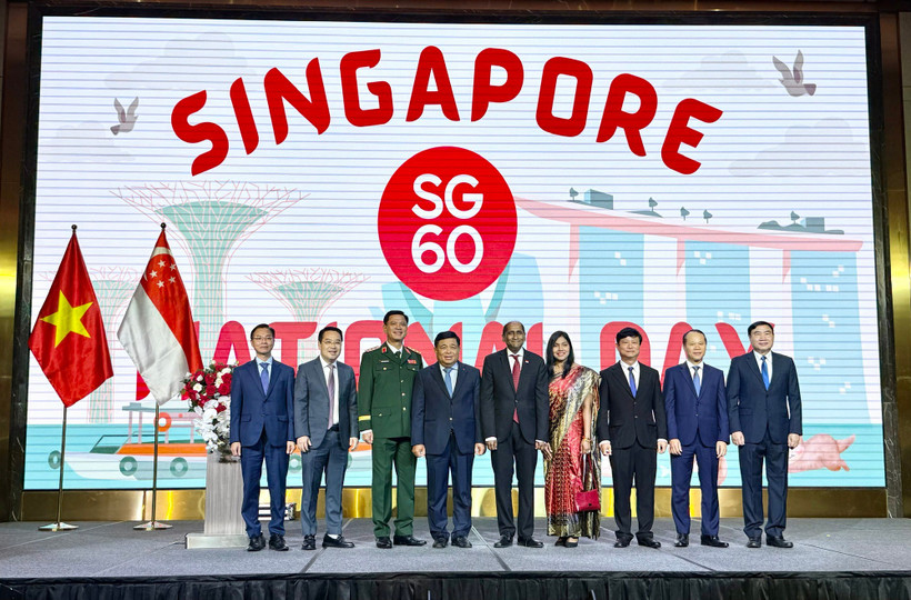 Deputy Prime Minister Nguyen Chi Dung (fourth, left) and other delegates pose for a group photo at the event. (Photo: baochinhphu.vn)