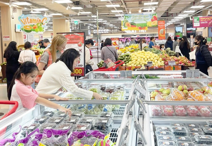 Consumers shop for fruits at Lotte Mall West Lake Hanoi. (Photo: Hanoimoi.vn)