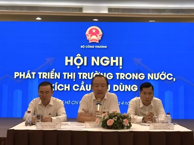 At the seminar on Solutions to Promote Domestic Market Development and Stimulate Consumption in HCM City on April 22. (Photo: VNA)