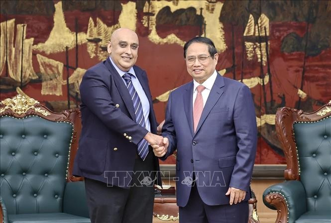 Prime Minister Pham Minh Chinh (right) and Ali Ijaz Ahmad, Chairman and CEO of Makara Capital Partners, at the meeting in Hanoi on July 2 (Photo: VNA)