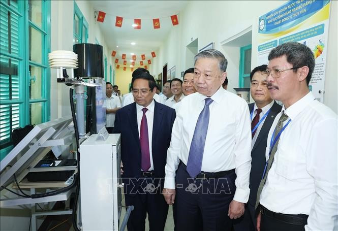Party General Secretary To Lam (centre) and PM Pham Minh Chinh (left) are briefed on the use of nuclear energy for peaceful purposes. (Photo: VNA)