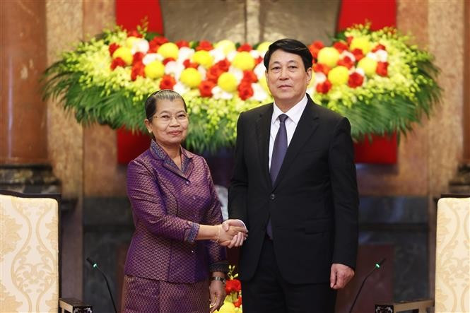 State President Luong Cuong (R) shakes hands with Men Sam An, Vice President of the Cambodian People's Party (CPP), at their meeting in Hanoi on May 25, 2025 (Photo: VNA)
