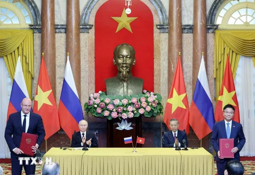 Then State President To Lam (second from right) and Russian President Vladimir Putin witness the exchange of signed documents between the two countries on June 20, 2024. (Photo: VNA)