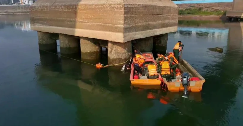 The military command of the northern province of Hoa Binh safely removes 18 artillery shells left from the war on January 17 (Photo: VNA)