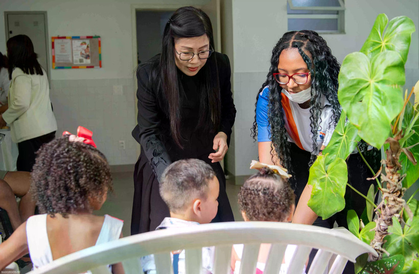 Prime Minister Pham Minh Chinh’s spouse Madam Le Thi Bich Tran, visits the Dona Meca Social Welfare Centre in Rio de Janeiro. (Photo: baoquocte.vn)