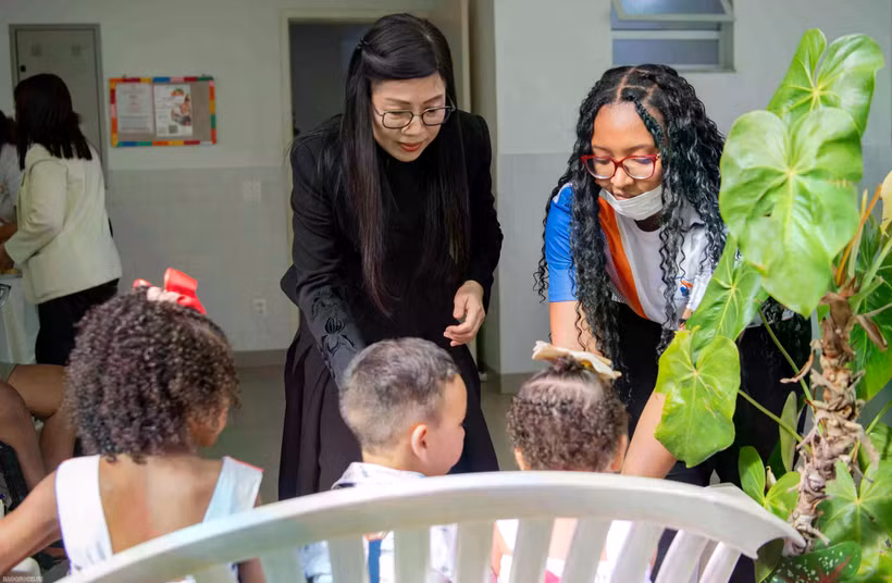 Prime Minister Pham Minh Chinh’s spouse Madam Le Thi Bich Tran, visits the Dona Meca Social Welfare Centre in Rio de Janeiro. (Photo: baoquocte.vn)