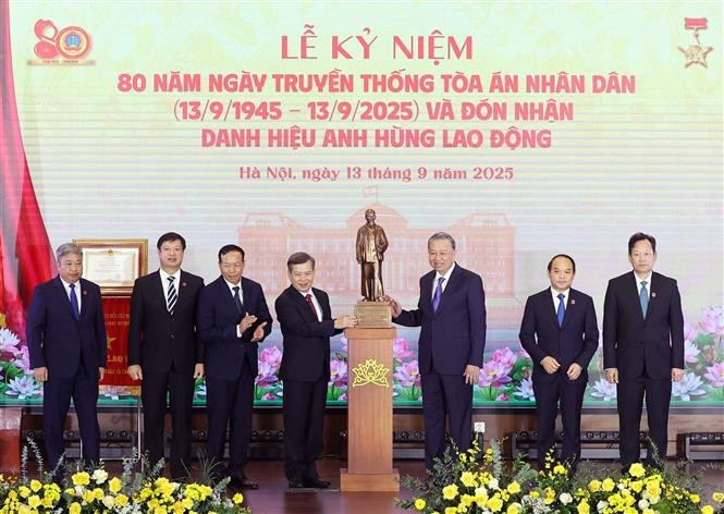 Party General Secretary To Lam presents a statue of President Ho Chi Minh to the Supreme People's Court at the ceremony marking the 80th traditional day of the People’s Court (September 13, 1945 – 2025), in Hanoi on September 13, 2025. (Photo: VNA)