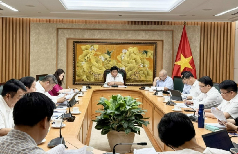 Deputy Prime Minister Nguyen Chi Dung (C) speaks at the meeting (Photo: VNA)