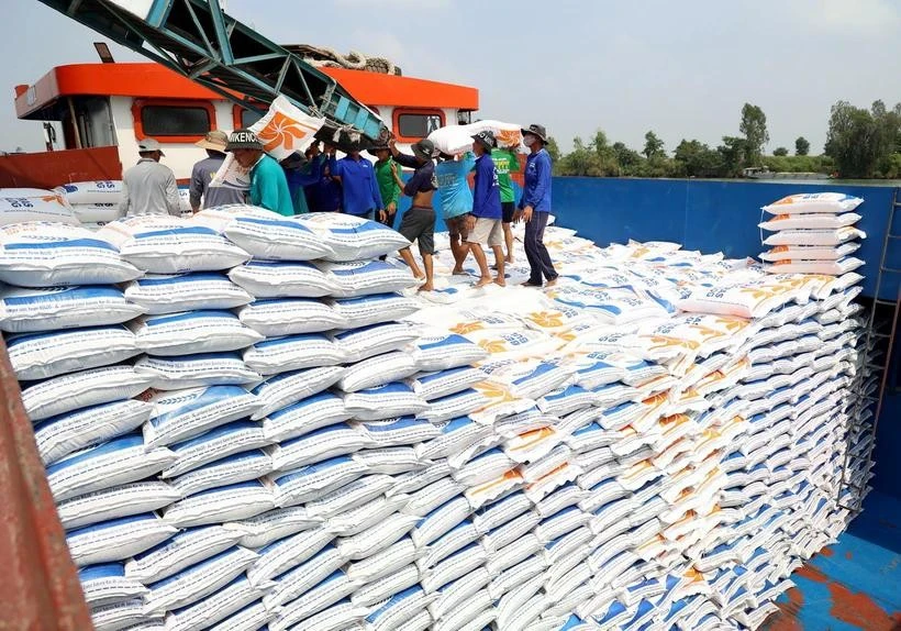 Loading rice for export (Photo: VNA)