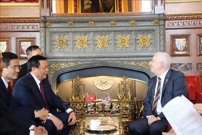 Nguyen Xuan Thang (L), Politburo member, President of the Ho Chi Minh National Academy of Politics (HCMA) and Chairman of the Central Theory Council, meets with Speaker of the House of Commons Lindsay Hoyle (Photo: VNA)