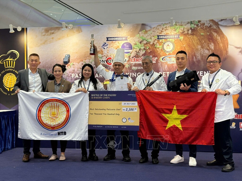 The Vietnamese culinary team has secured the championship trophy and the “best chef” award at the Battle of the Pastry & Bakery Chefs 2025 (Photo published by VNA)