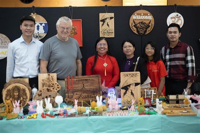 Foreign friends visit a booth at the VIETFEST 2025. (Photo: VNA)