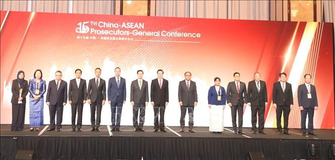 Participants pose for a group photo at the 15th China-ASEAN Prosecutors-General Conference in Hong Kong on September 23. (Photo: VNA)