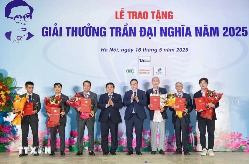 At the award ceremony (Photo: VNA)