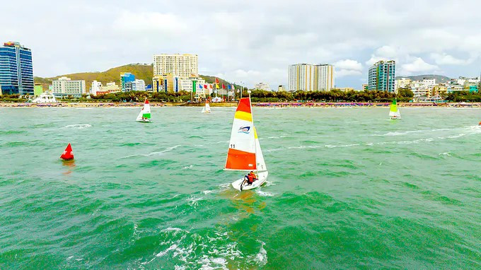 The 2025 Open Sailing Regatta at Bai Sau attracts 80 athletes (Photo: VNA)