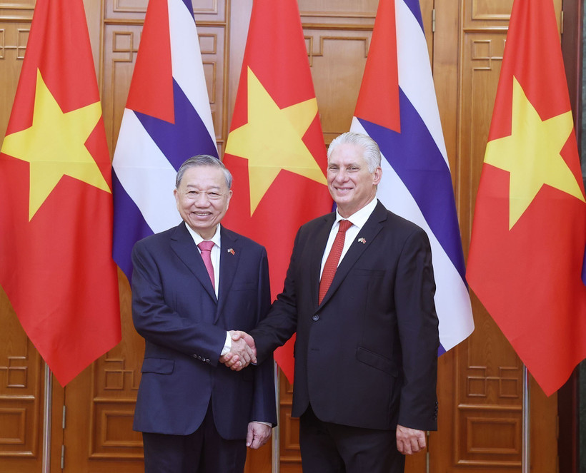 General Secretary of the Communist Party of Vietnam Central Committee To Lam (L) and First Secretary of the Communist Party of Cuba Central Committee and President of Cuba Miguel Díaz-Canel Bermúdez pose for a photo. (Photo: VNA)