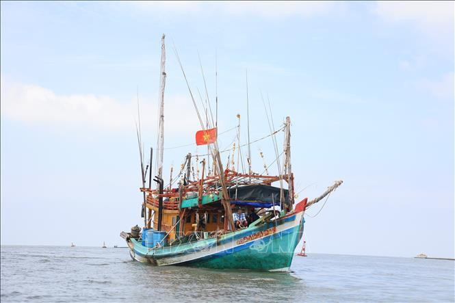 A fishing vessel operates in the sea off Ca Mau's coast. (Photo: VNA)