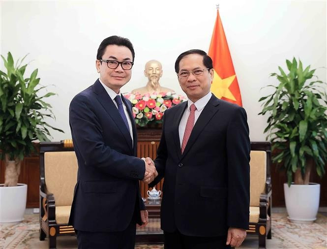 Deputy Prime Minister and Minister of Foreign Affairs Bui Thanh Son (R) and Secretary of State Ung Rachana from the Cambodian Ministry of Foreign Affairs and International Cooperation (Photo: VNA)