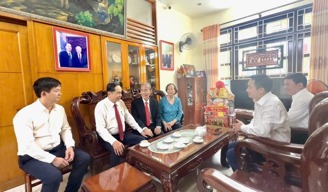 National Assembly Chairman Tran Thanh Man (second from left) talks to family of late NA Chairman Nguyen Huu Tho (Source: quochoi.vn)