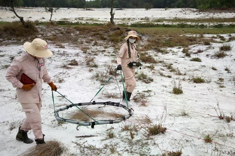 A bomb and mine clearance activity in Quang Tri province. (Photo: VNA)