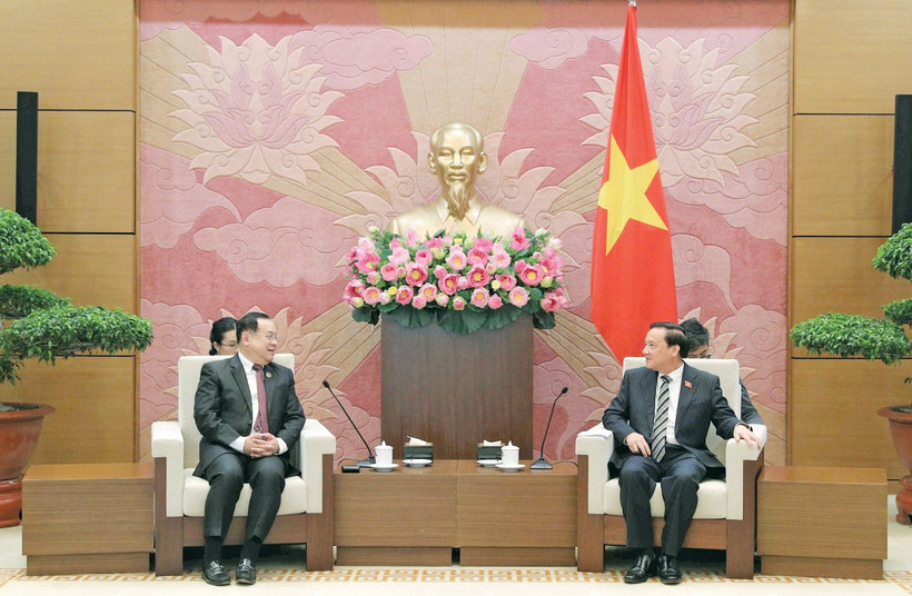 Vice Chairman of the National Assembly Nguyen Khac Dinh (right) meets with Chairman of the Lao National Assembly’s Committee for Foreign Affairs Sanya Praseuth in Hanoi on August 15. (Photo: daibieunhandan.vn)
